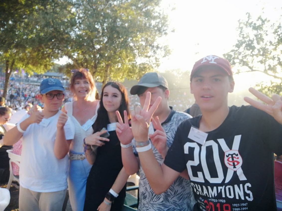 Jeunes sur chemin Aluna